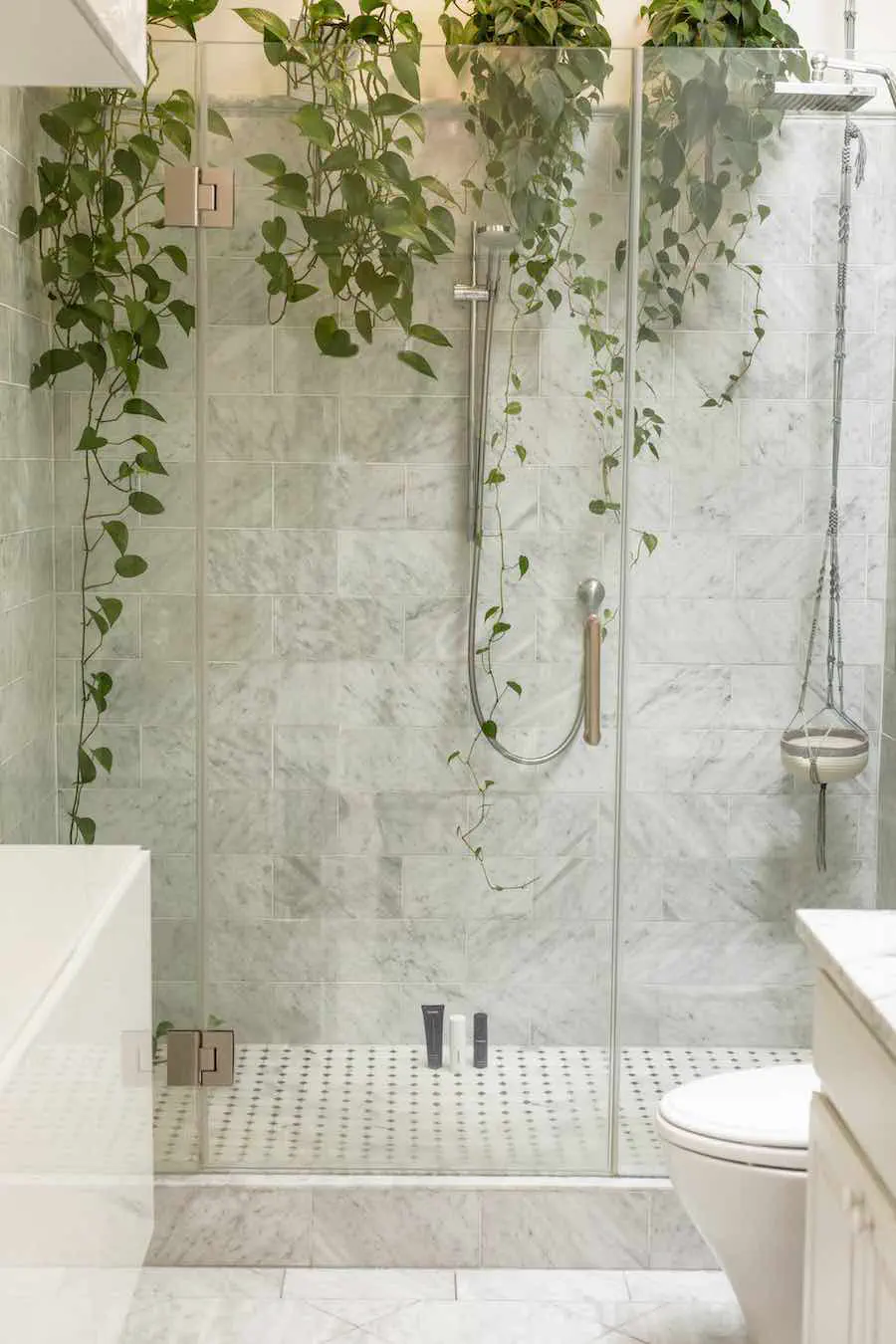 Large format tiles in a modern bathroom