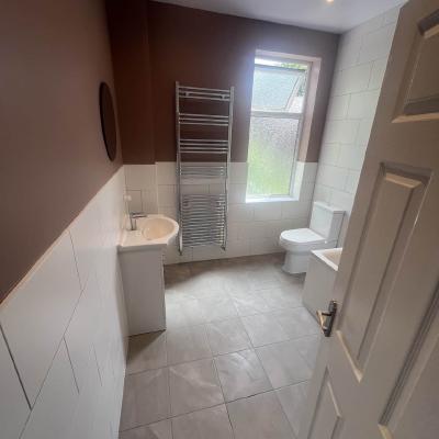 fitted_bathroom_in_Stockport_area_by_bathroom_installers